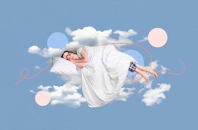 Image d'une femme avec un masque pour les yeux dormant dans les nuages