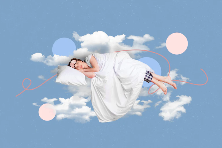 Imagem de mulher com máscara para os olhos dormindo nas nuvens