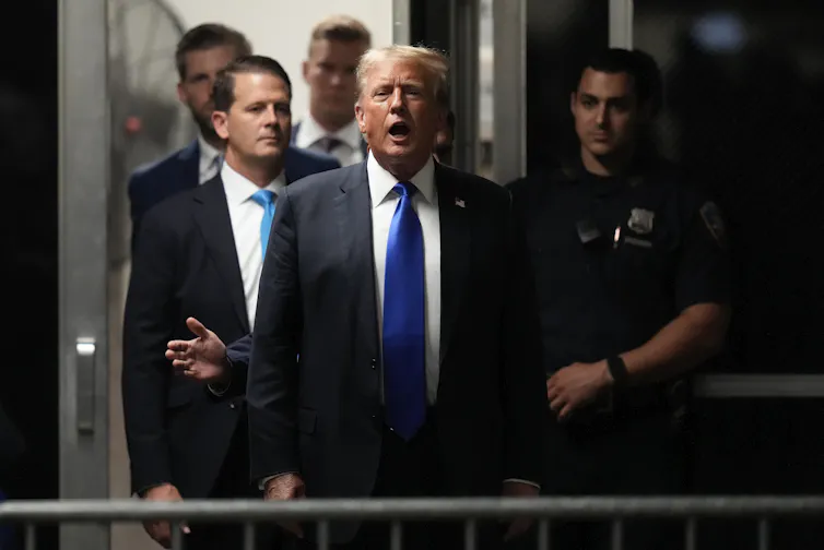 Donald Trump en costume, faisant face à la caméra