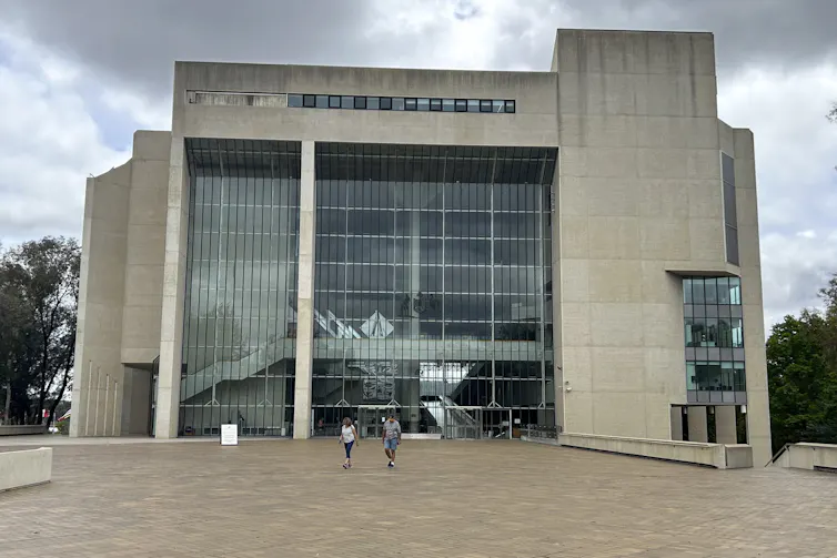 The exterior of the grey, concrete High Court of Australia building.
