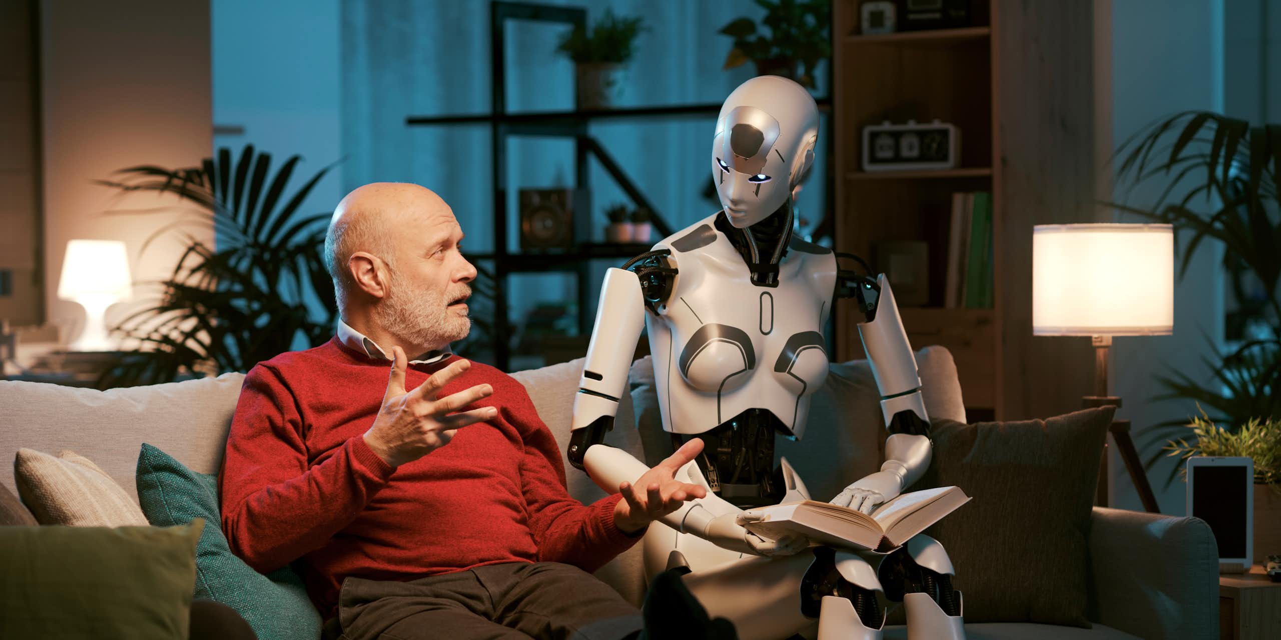 Un homme et un androïde qui tient un livre ouvert discutent.
