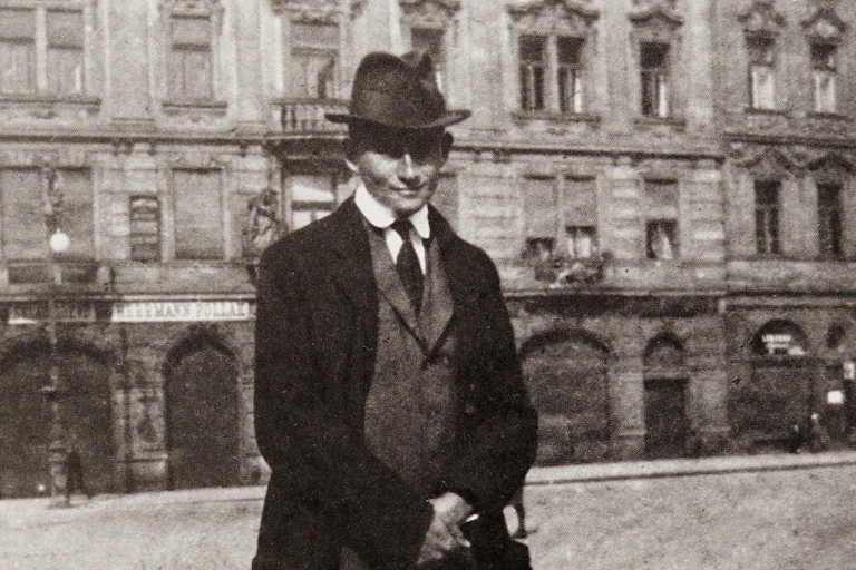 Fotografía de Franz Kafka en Praga, alrededor de 1922.