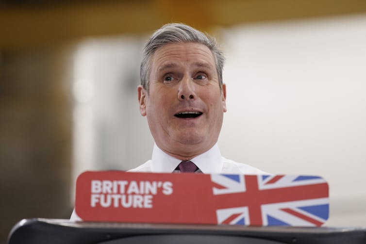 Keir Starmer sorrindo enquanto fazia um discurso