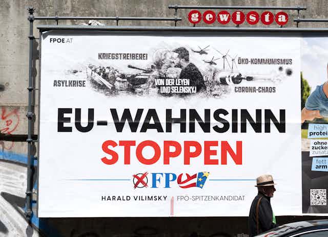 Un homme passe dans une rue de Vienne devant une affiche de campagne du FPÖ
