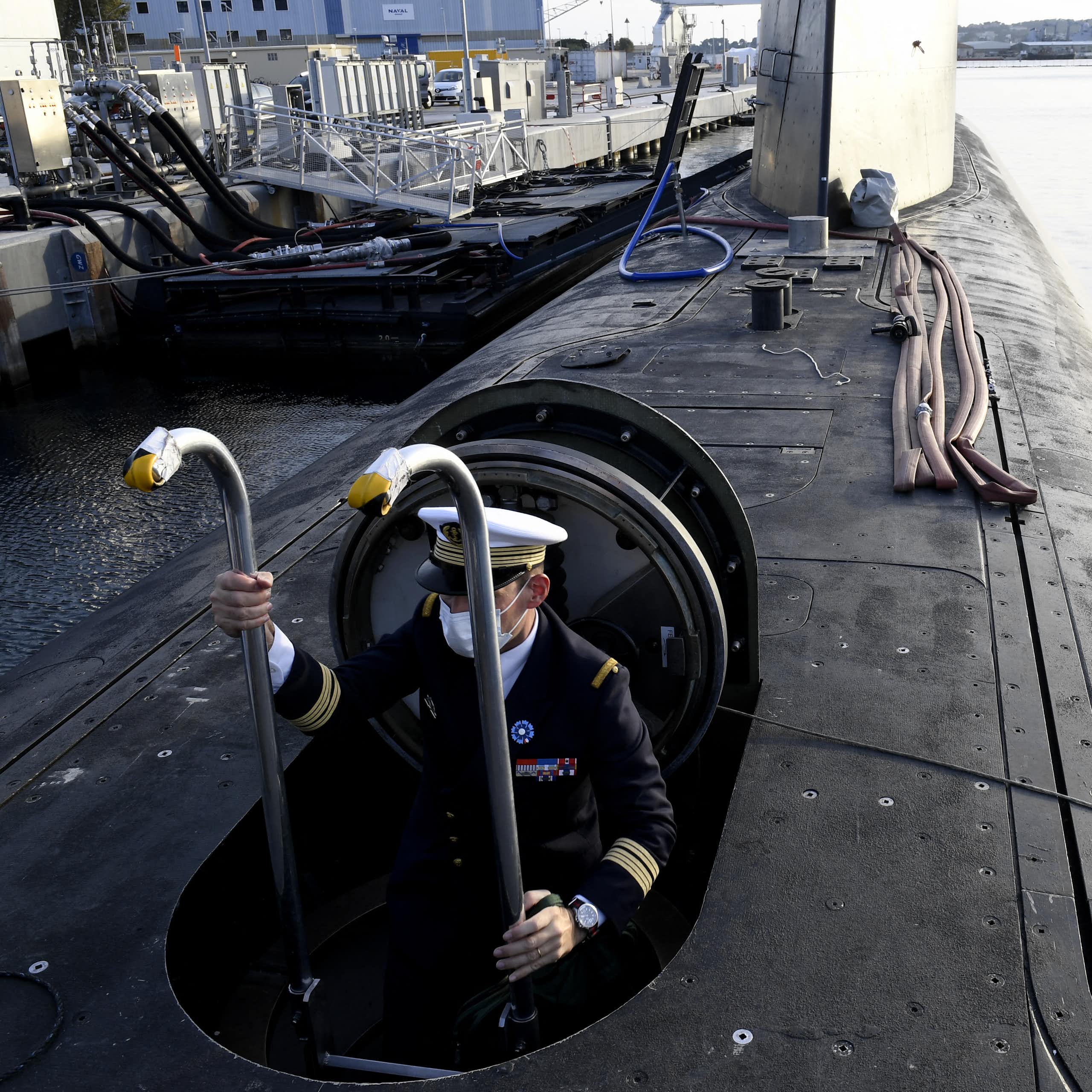 Un officier de la Marine nationale sort du sous-marin nucléaire d'attaque Suffren, à quai dans la rade de Toulon, le 6 novembre 2020.