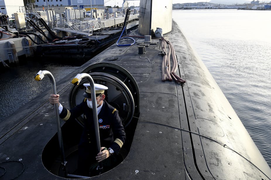 Un officier de la Marine nationale sort du sous-marin nucléaire d'attaque Suffren, à quai dans la rade de Toulon, le 6 novembre 2020.