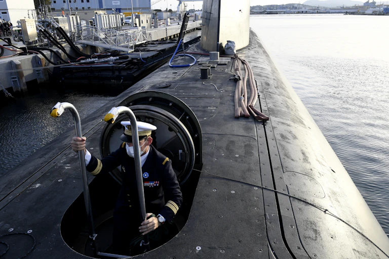 Un officier de la Marine nationale sort du sous-marin nucléaire d'attaque Suffren, à quai dans la rade de Toulon, le 6 novembre 2020.