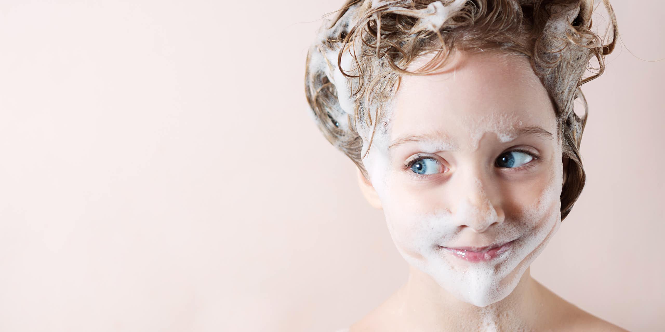 No todas las cremas y geles son adecuados para la piel infantil: así debemos leer las etiquetas