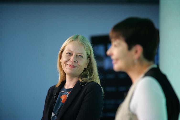 Sian Berry olhando para Caroline Lucas.