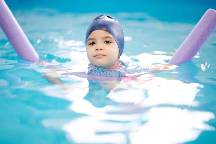 Enfant apprenant à nager