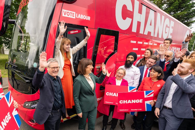 Keir Starmer, Angela Rayner e Rachel Reeves saindo do ônibus de campanha trabalhista e acenando para os apoiadores.