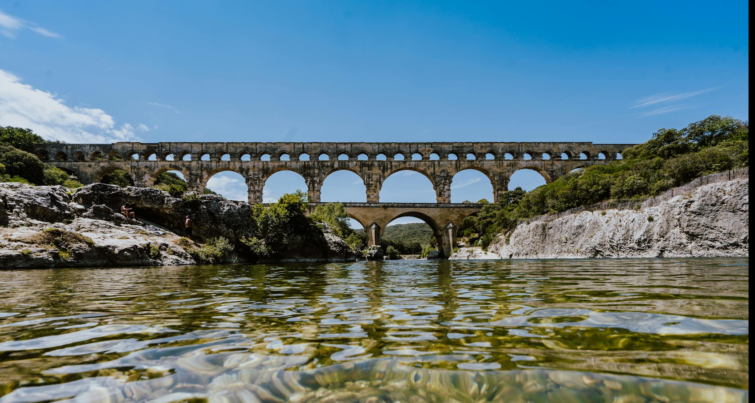 Le pont du Gard vu au loin depuis la surface du Gardon.