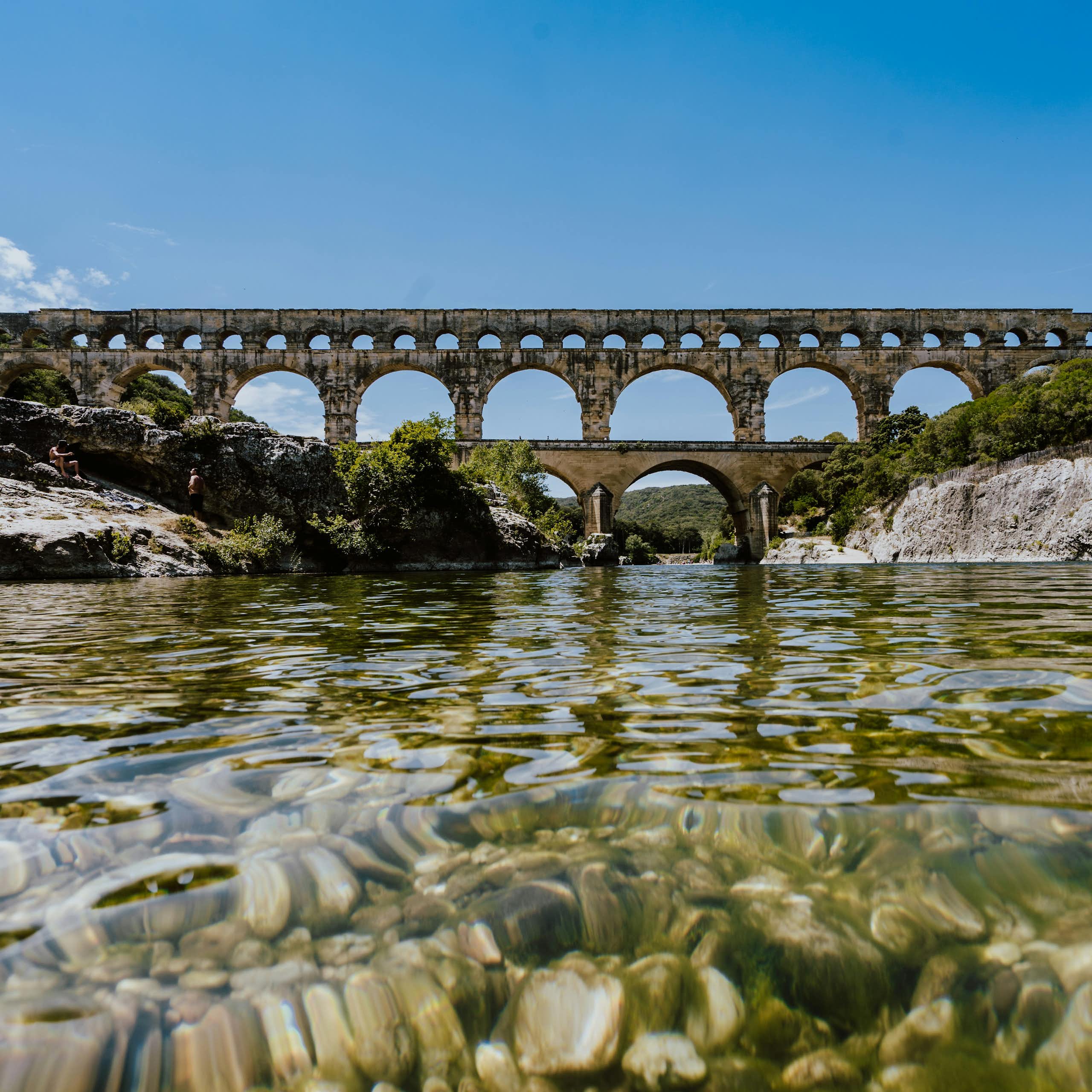 Le pont du Gard vu au loin depuis la surface du Gardon.