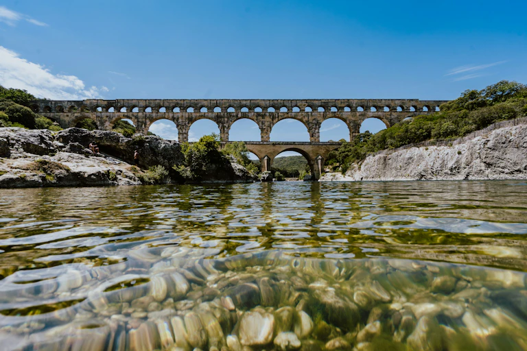 Le pont du Gard vu au loin depuis la surface du Gardon.