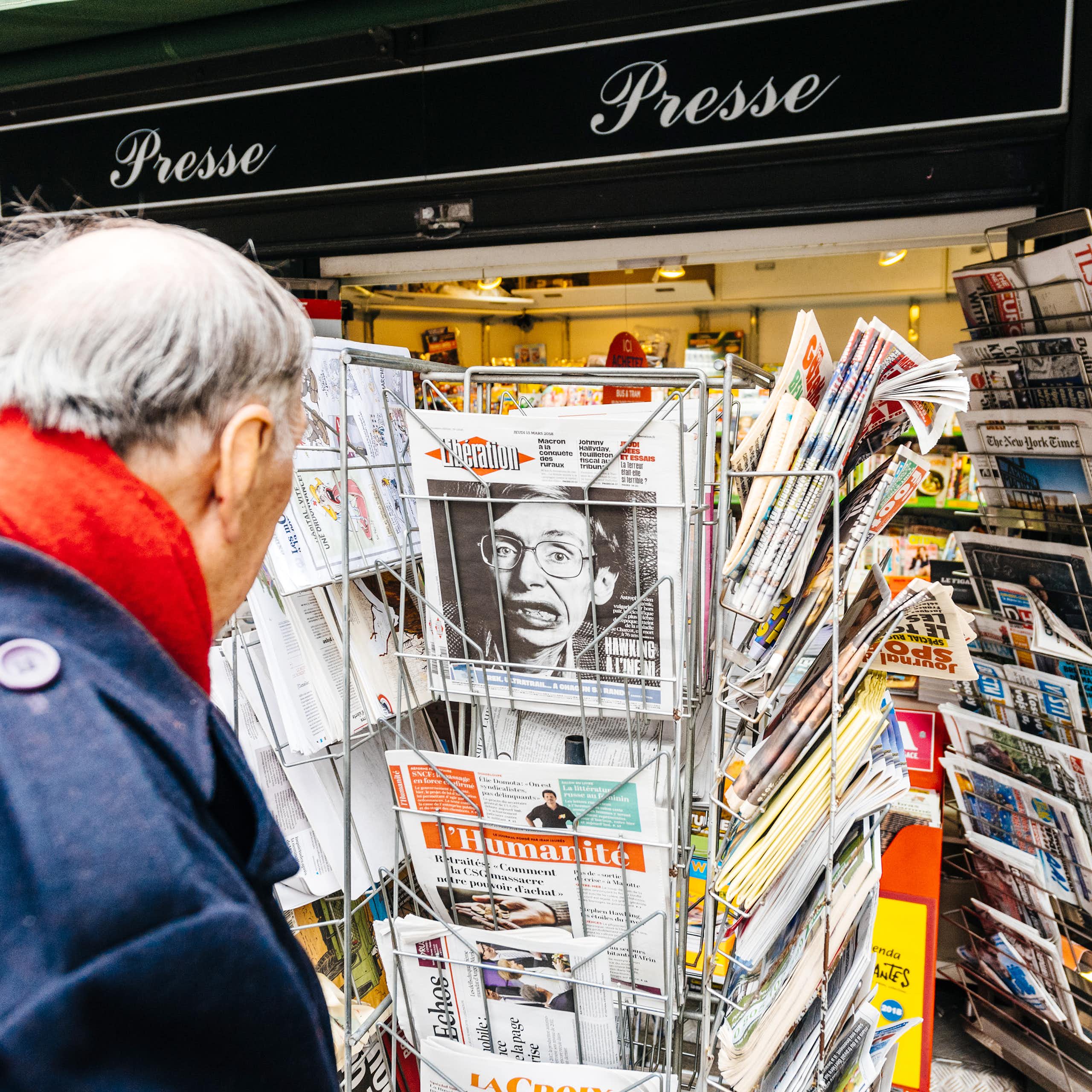 Un homme achète des journauc à Paris en septembre 2017.