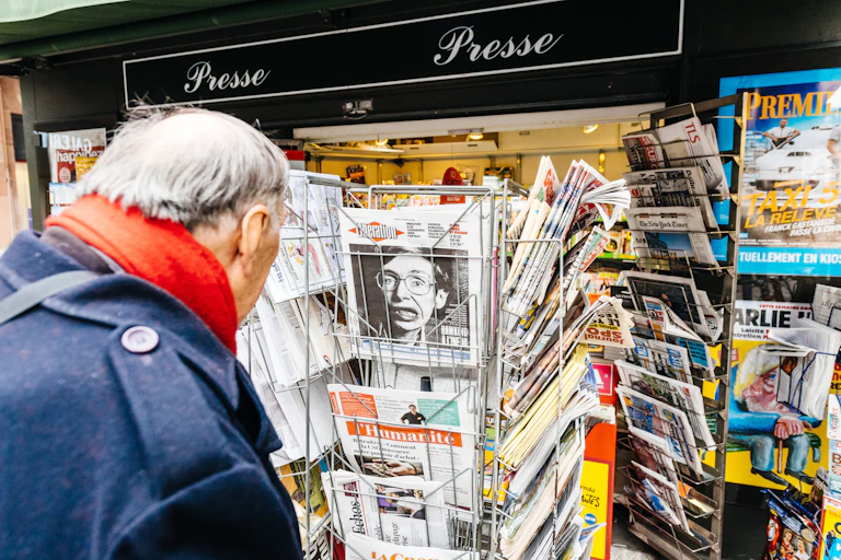 Un homme achète des journauc à Paris en septembre 2017.