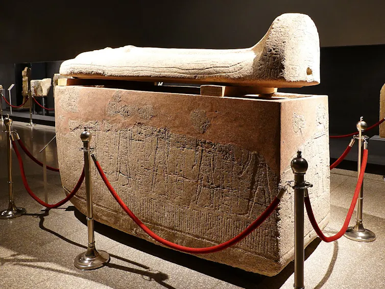 Sarcófago de la tumba de Bay (KV13) en el Valle de los Reyes (granito rosa, dinastía XIX), destinado a la reina Tausret, usurpada por Sethnakht, expuesto en el Museo de Luxor, Egipto.