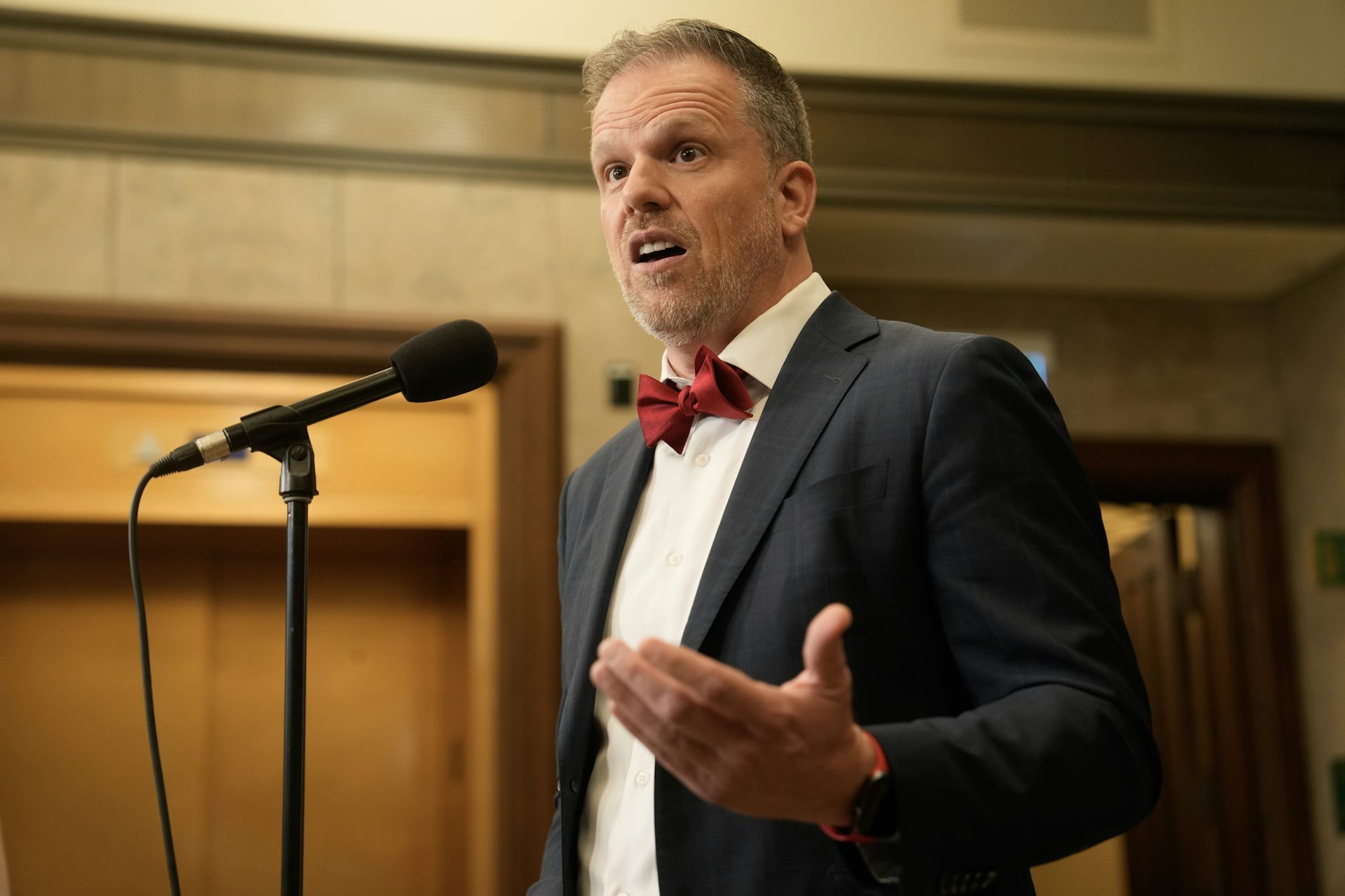 Le ministre de la Santé Mark Holland devant un microphone