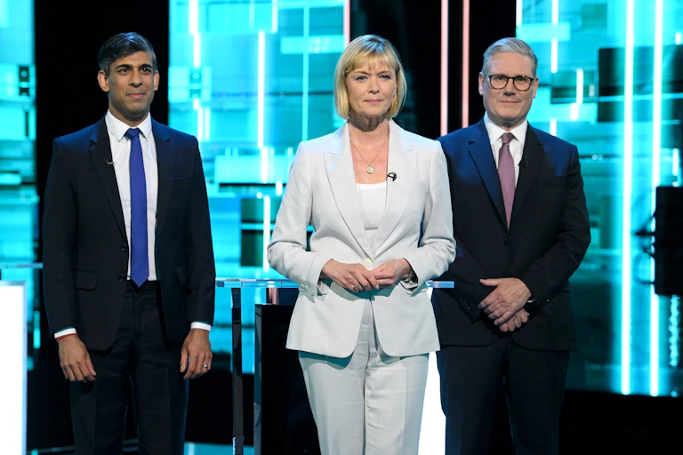 Rishi Sunak, Julie Etchingham an Keir Starmer on stage at their live debate.