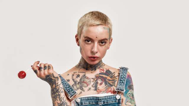 Uma mulher com várias tatuagens