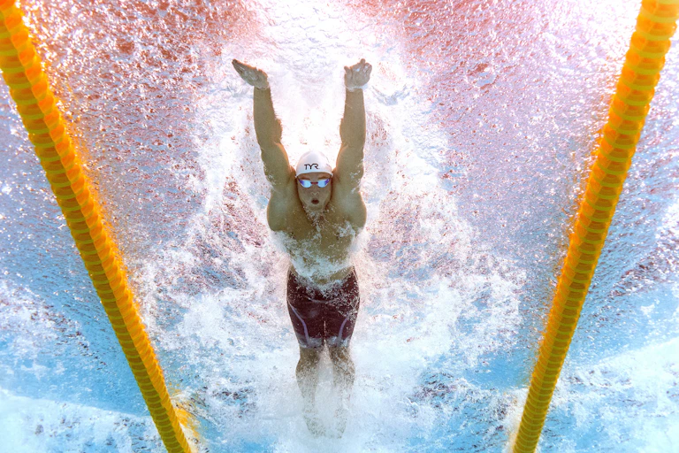 Florent Manaudou en train de nager dans un bassin.