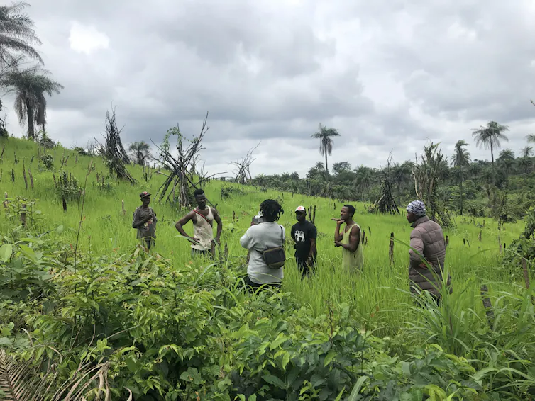 Gaz et ses ouvriers agricoles posent pour une photo dans un champ