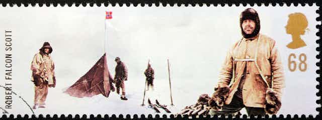 Um selo que retrata Robert Falcon Scott em uma de suas expedições polares.