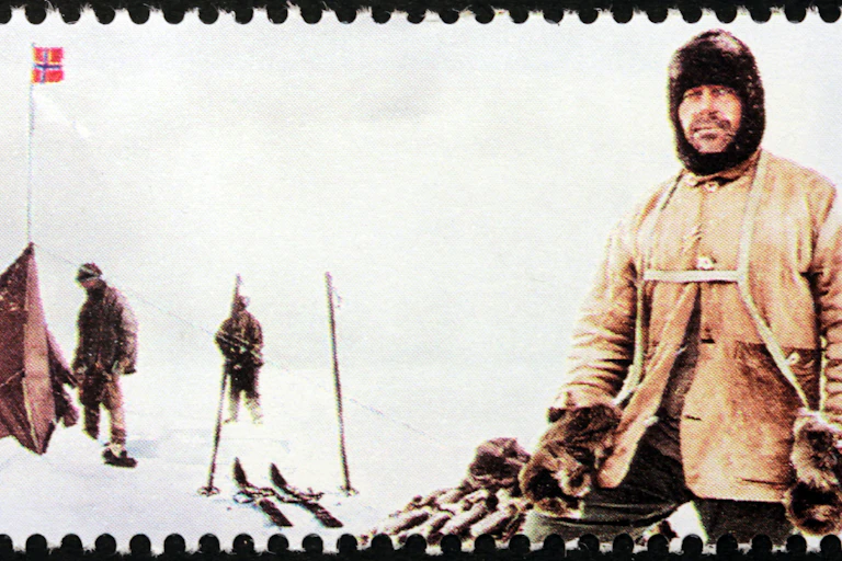 Um selo que retrata Robert Falcon Scott em uma de suas expedições polares.