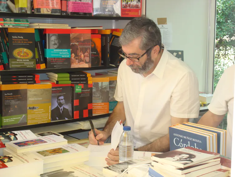 Antonio Muñoz Molina firmando libros en la Feria del Libro de Madrid en 2010.