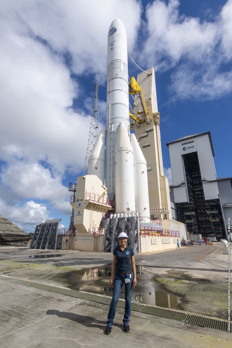 Wafaa Tabibi, membre de l’équipe Ariane 6 de l’ESA devant la maquette d’essai d’Ariane 6 sur le pas de tir du port à Kourou