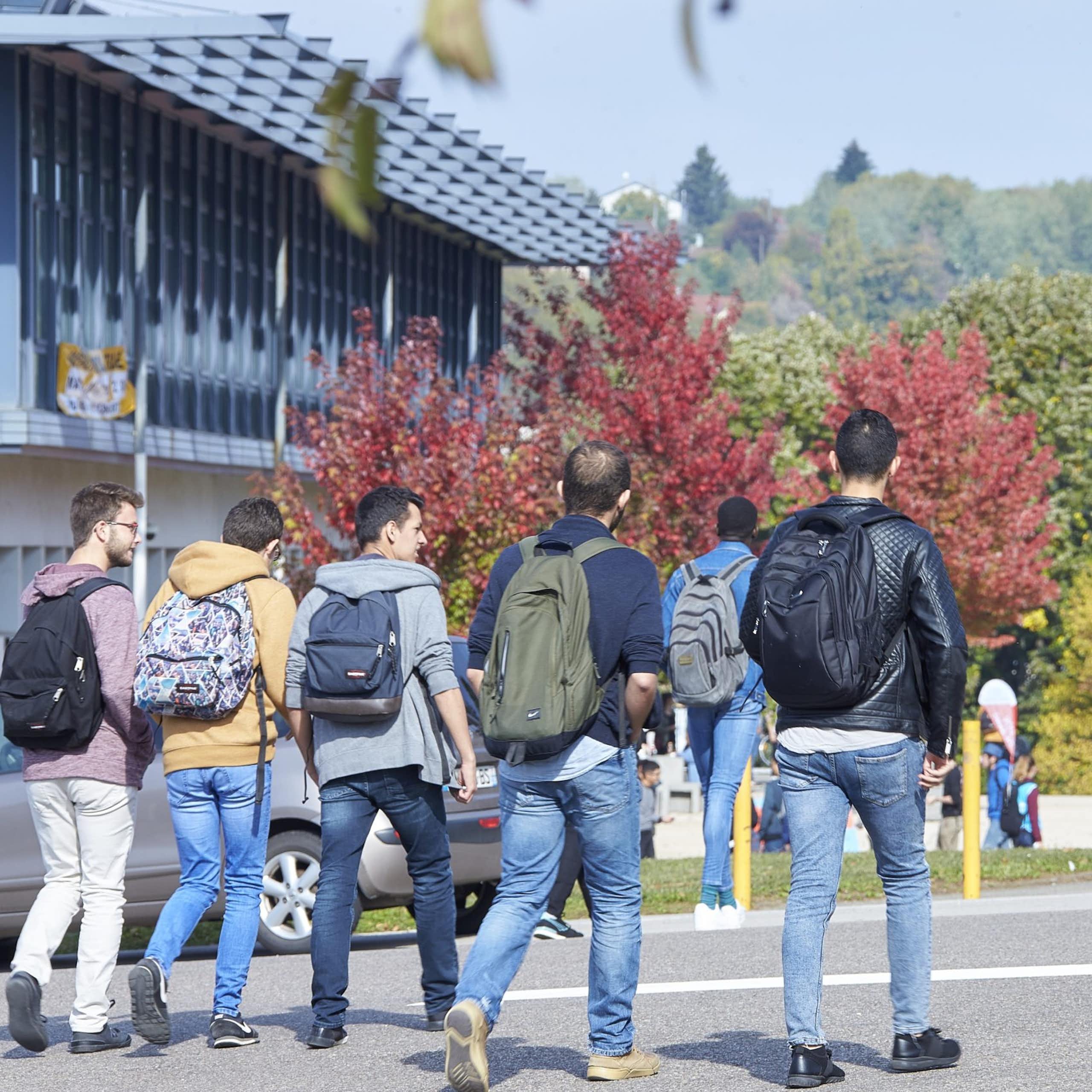 Des étudiants qui vont au restaurant universitaire sur un campus en Franche-Comté