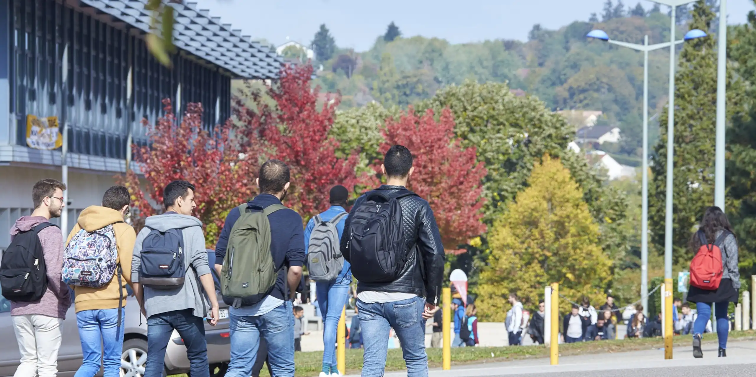 Des étudiants qui vont au restaurant universitaire sur un campus en Franche-Comté