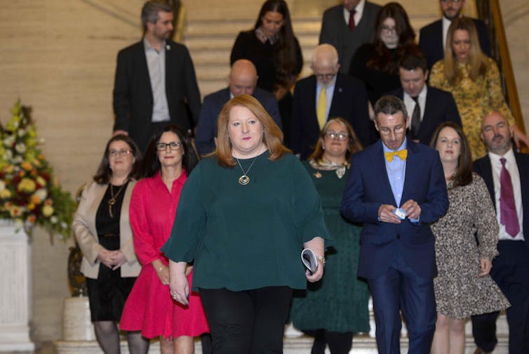 Naomi Long caminhando em Stormont