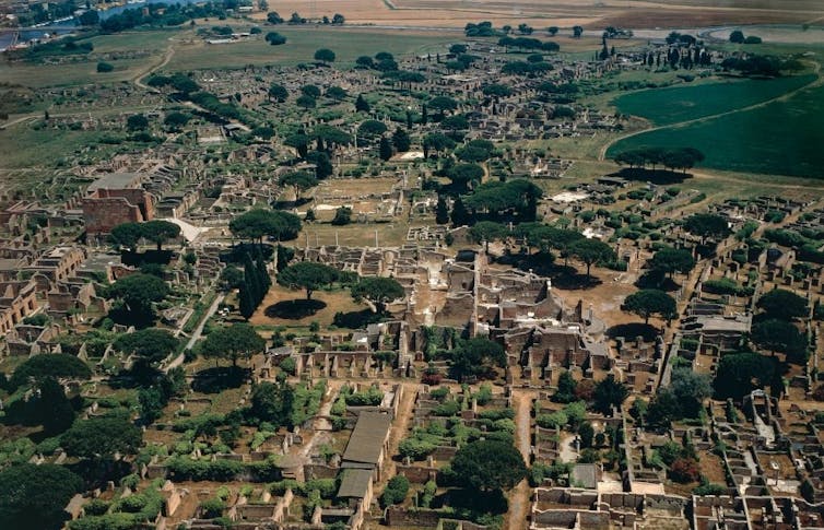 Vista aérea representando as ruínas de uma cidade descoberta durante escavações arqueológicas.
