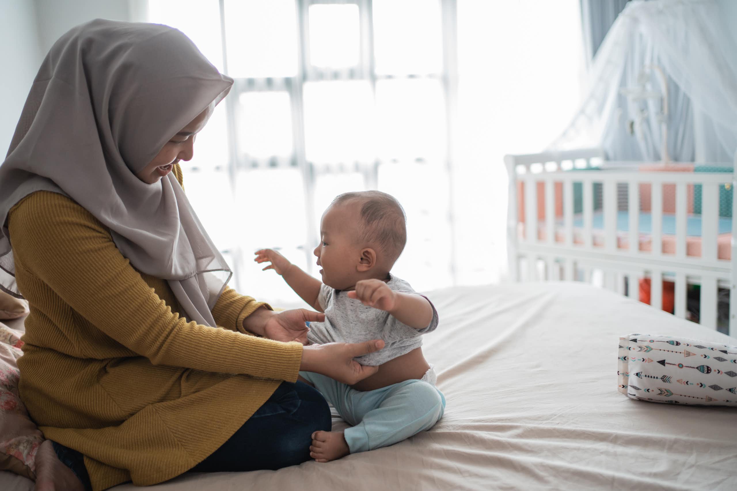 La influencia de las creencias religiosas en la maternidad y la crianza