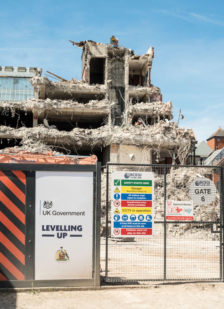 Um canteiro de obras com uma placa.