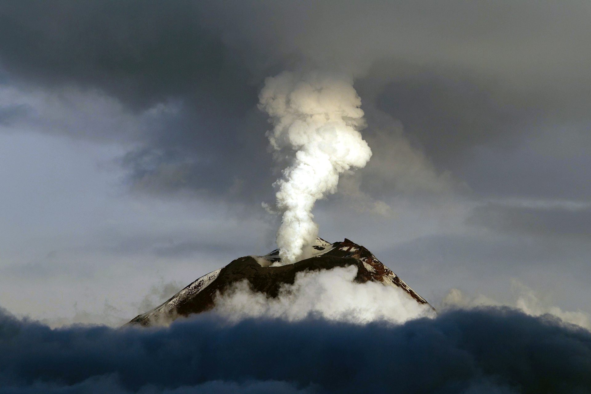 Barren Island Volcano – (India) – is presently erupting! |, image size:1356x668