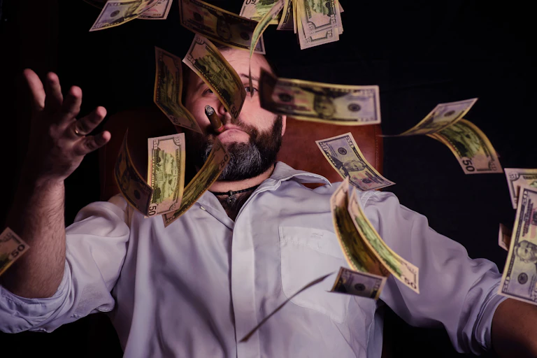 Un homme avec des dollars comme s'il en pleuvait