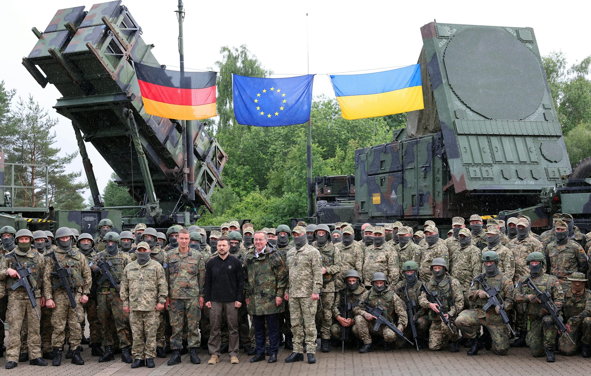 Ukrainian President Volodymyr Zelensky standing with soldiers.