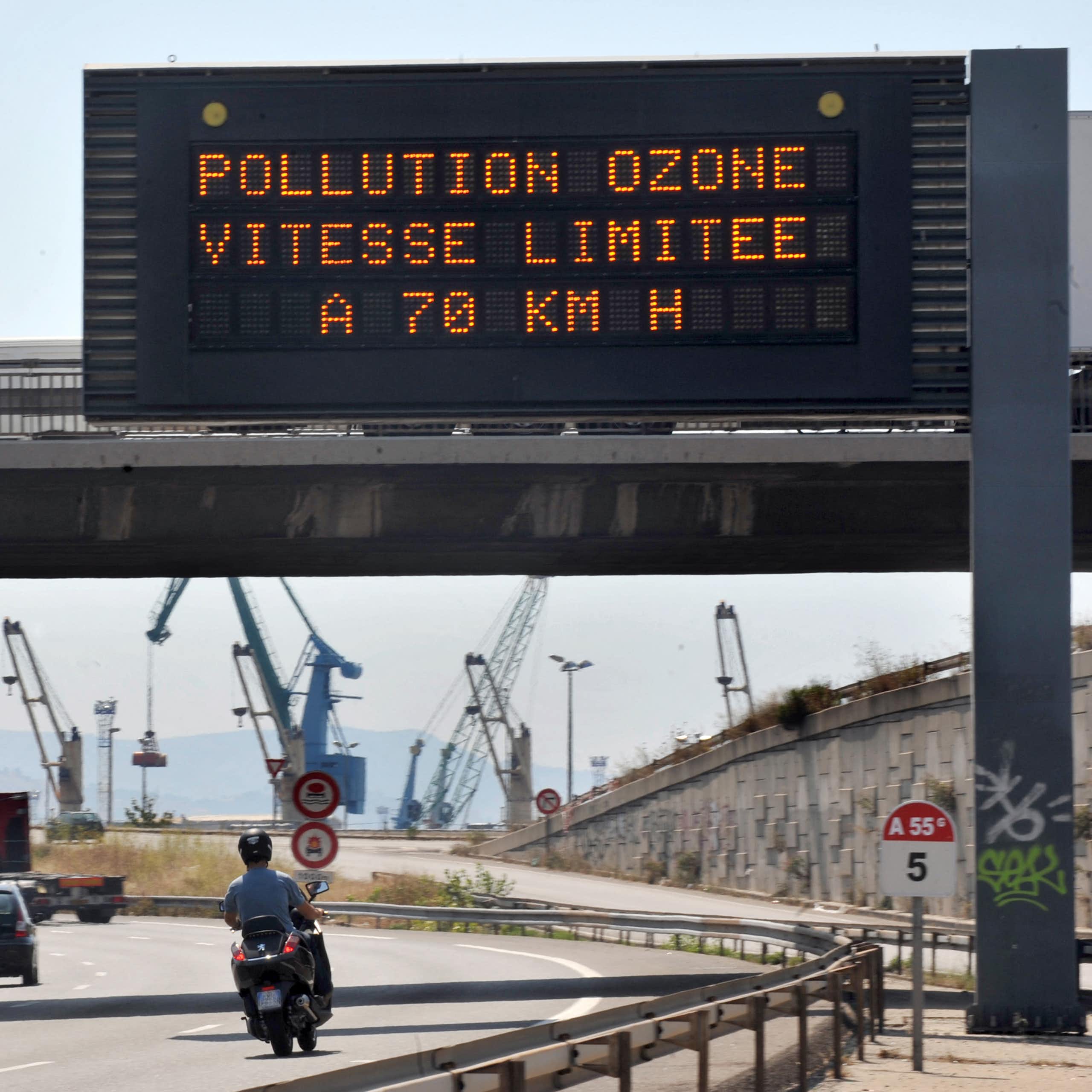 Sur l'autoroute du Littoral à Marseille, un panneau de limitation de la vitesse, réduite à 70km/h en raison de la canicule qui augmente les risques de pollution à l'ozone.