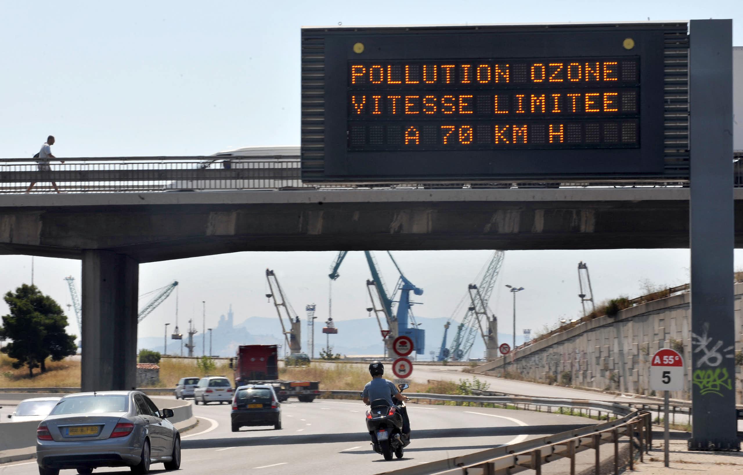 Sur l'autoroute du Littoral à Marseille, un panneau de limitation de la vitesse, réduite à 70km/h en raison de la canicule qui augmente les risques de pollution à l'ozone.