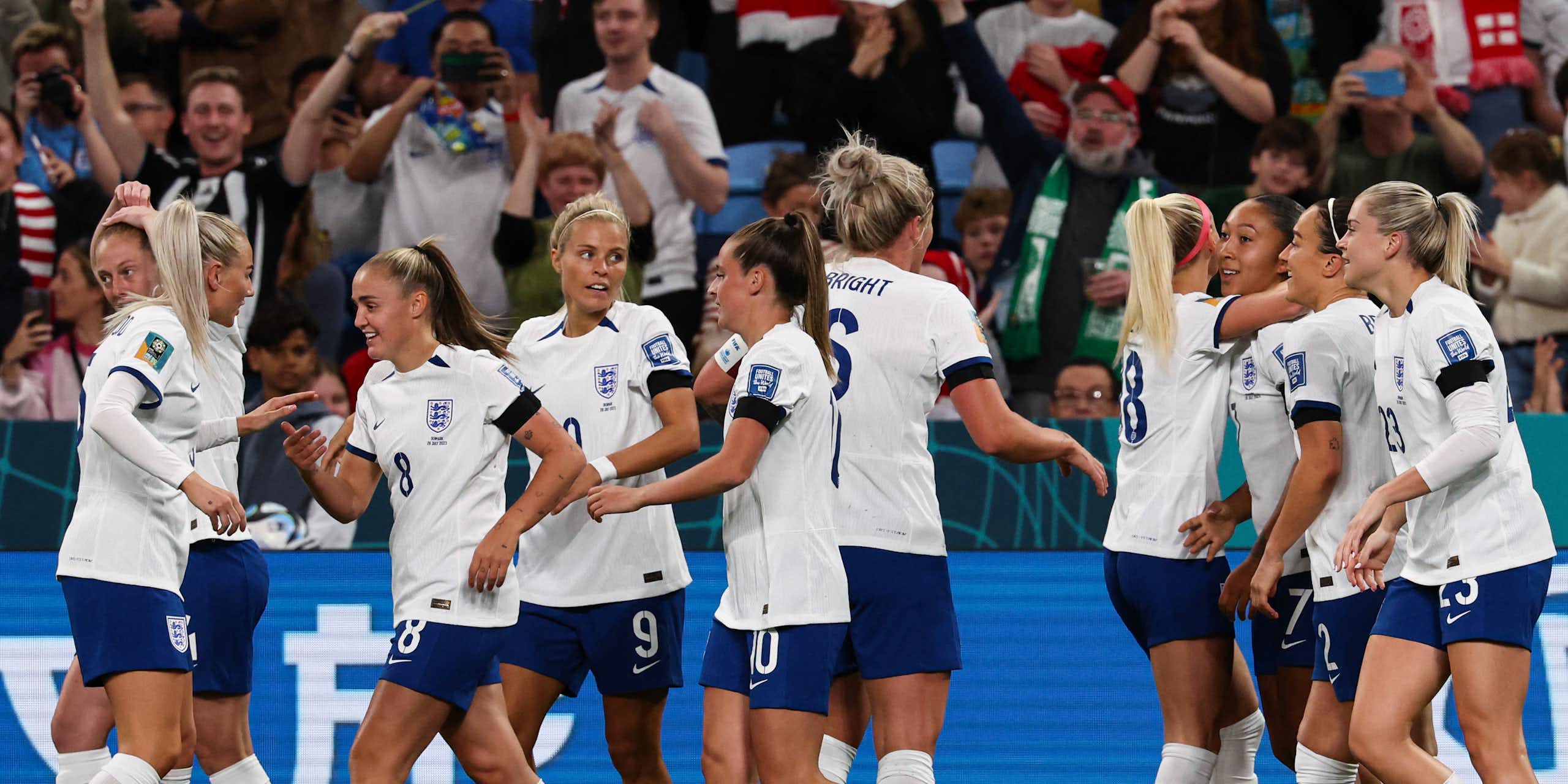 Les joueuses de l'équipe anglaise de football avec leur short bleu.