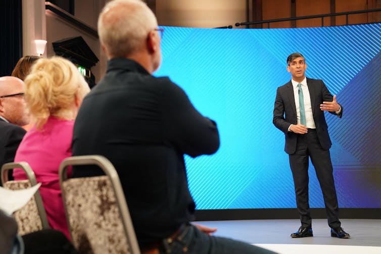 Rishi Sunak conversando com o público do estúdio.