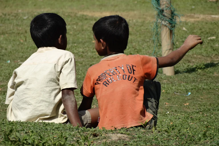 De jeunes garçons dans un champ à Sylhet, Bangladesh, 8 mars 2014.