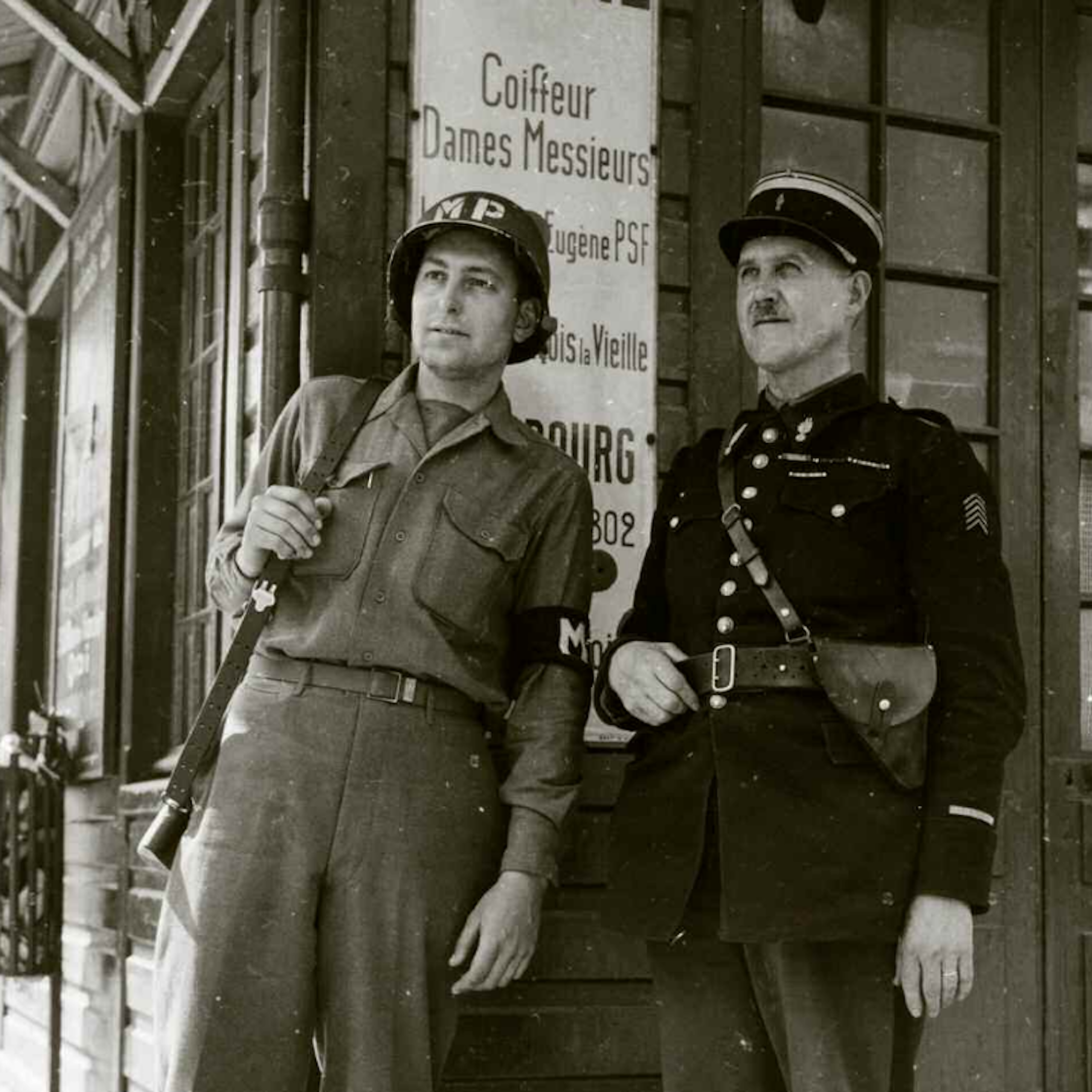 Un soldat américain à côté d'un gendarme à Cherbourg en juillet 1944.