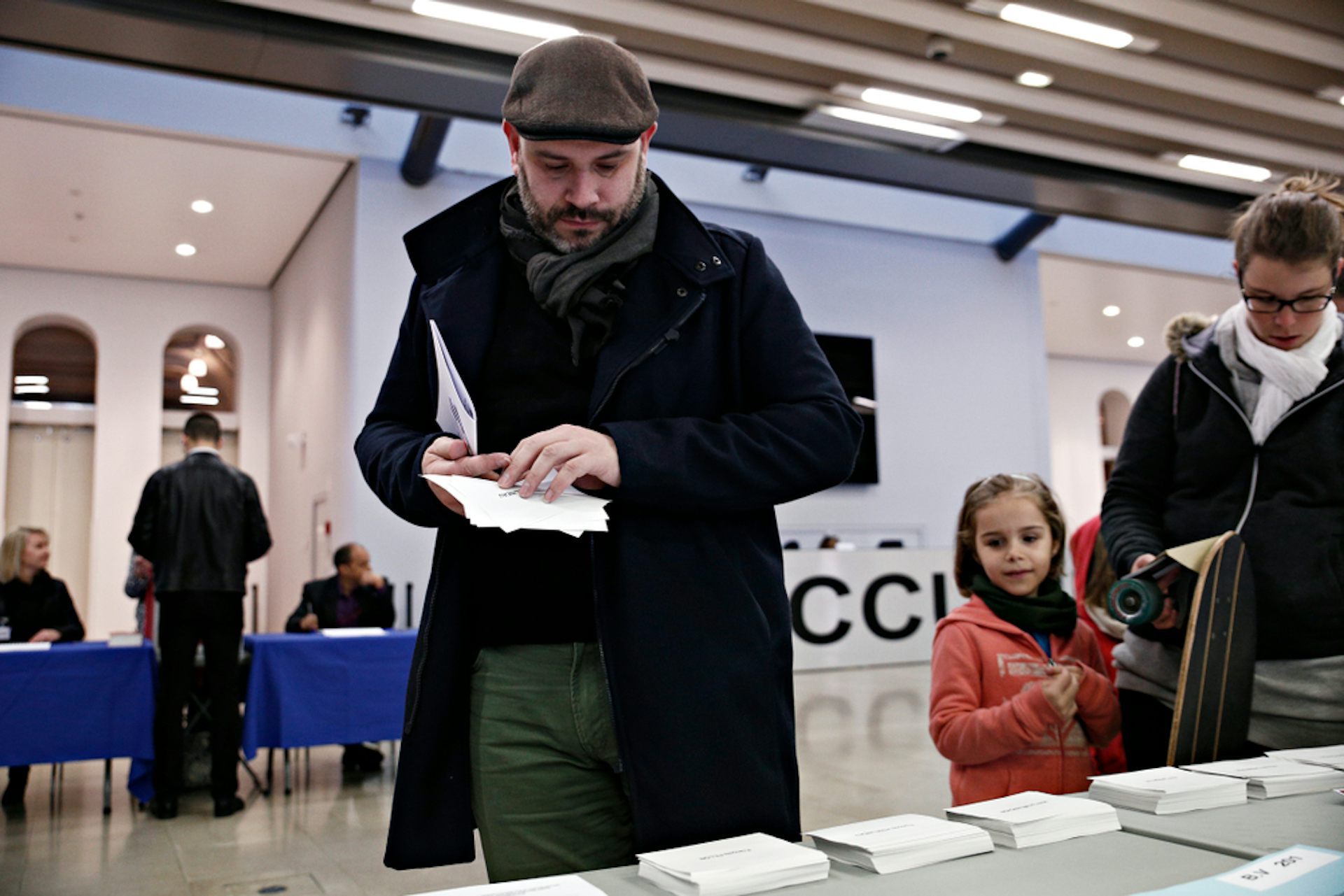 Dans un bureau de vote à Lille en 2017, des électeurs choisissent prennent les bulletins de vote