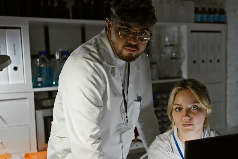 Quand les scientifiques enquêtent sur les fraudes des publications.