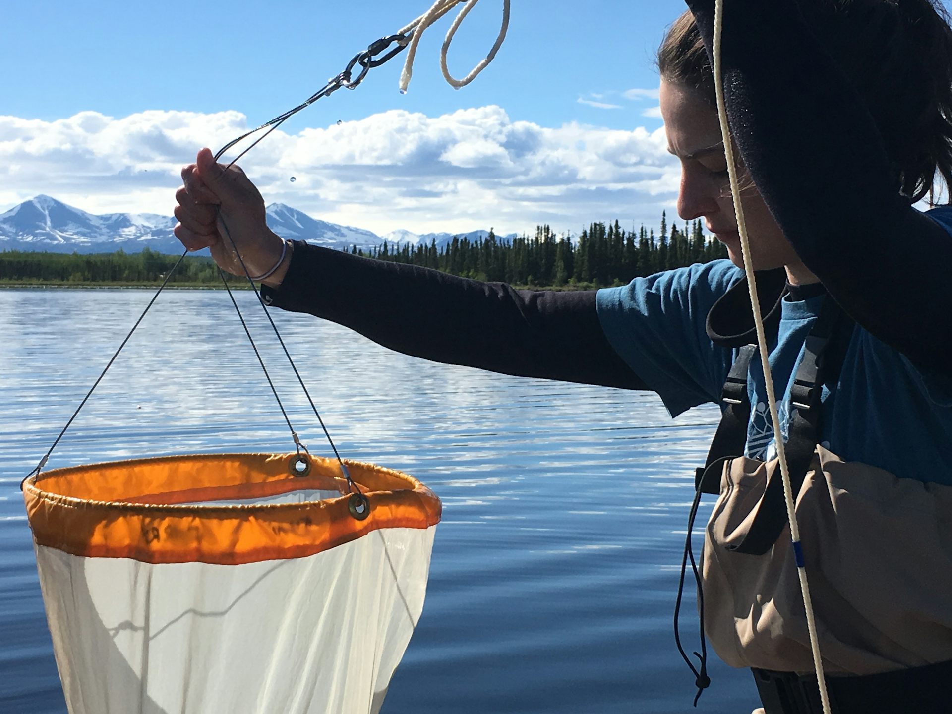 une femme tient un filet avec un bord orange