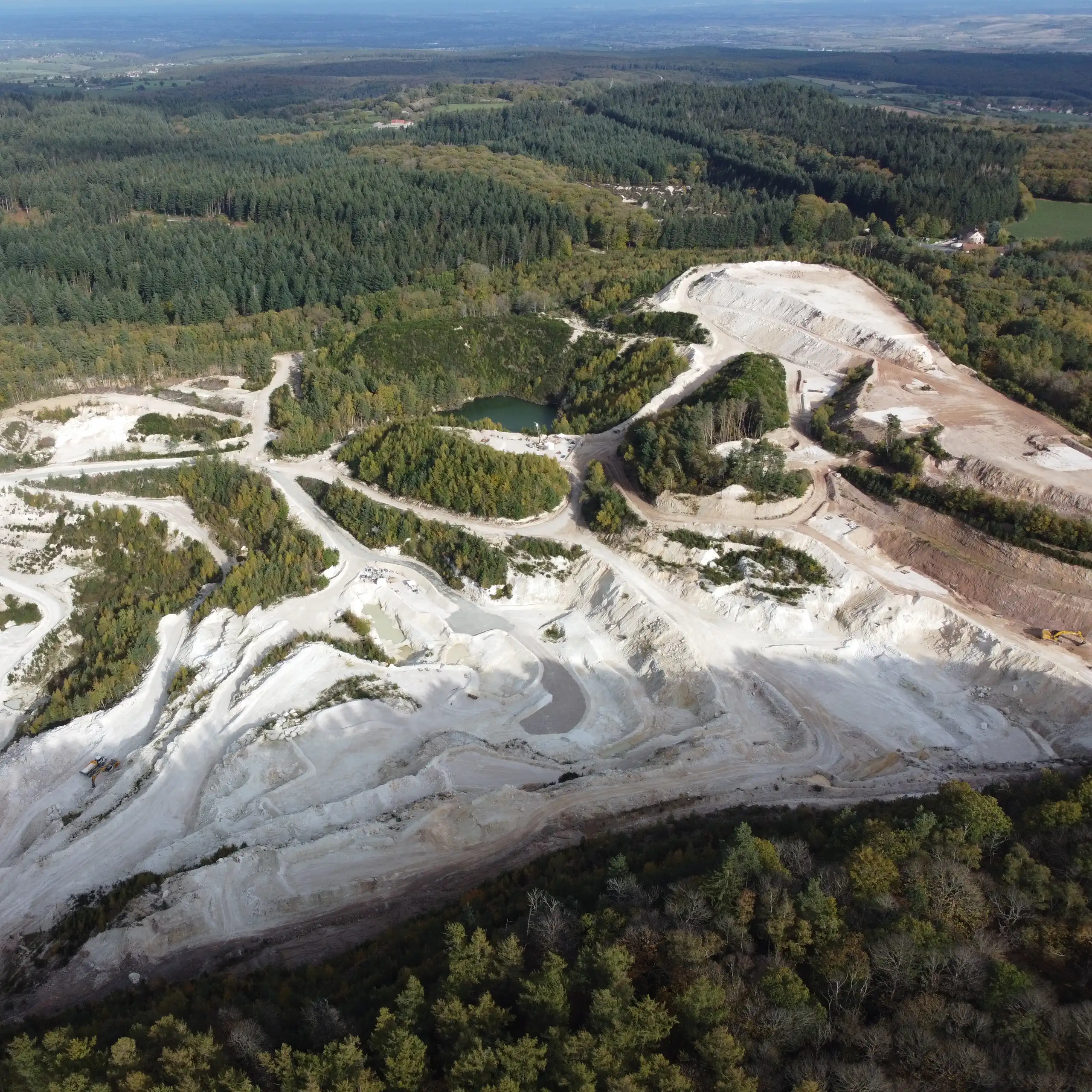 Vue aérienne de la carrière de Beauvoir à Échassières