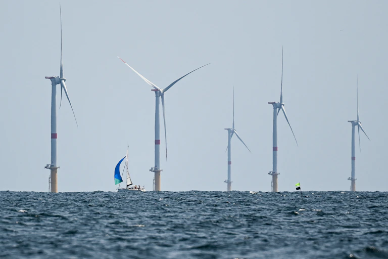 paysage d'éoliennes en mer
